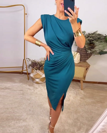 Sleeveless pleated slit solid color dress