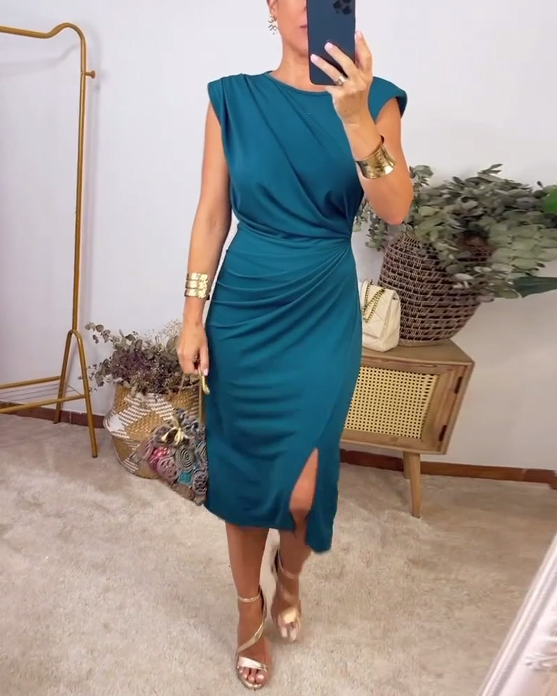 Sleeveless pleated slit solid color dress